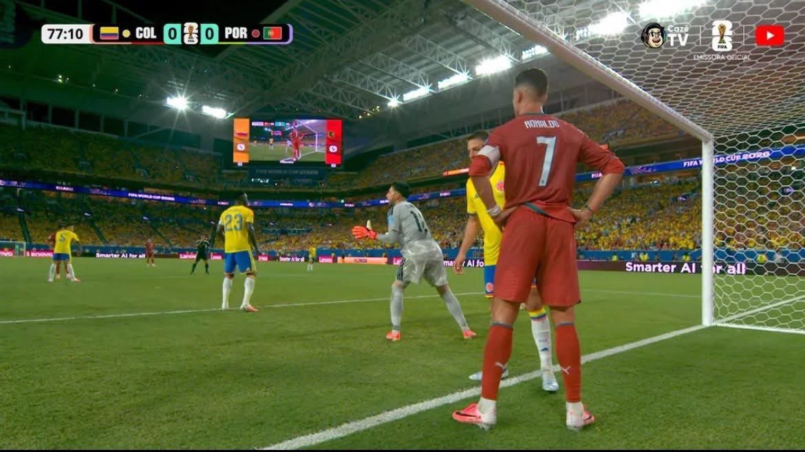 PenaldoTroll's tweet photo. Ronaldo is the only player who can even make the goalkeeper onside 😂😂 https://t.co/bQfrxFe6u3