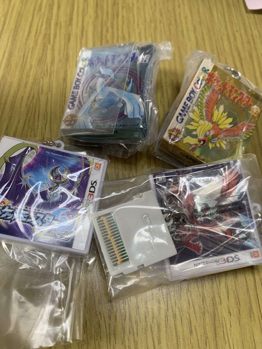 Meeii_L's tweet photo. ポケモンパッケージキーホルダー

初代緑、X、サン
が欲しかったのにひとつも出ず泣
かぶりなかっただけいいかな泣 https://t.co/9ZEGj3AnbY