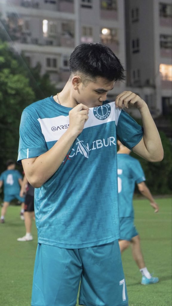 traidabanh1999's tweet photo. Boy đá bóng ko đá em https://t.co/A0niqw6KhL