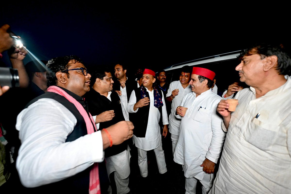 MPDharmendraYdv's tweet photo. पीडीए के महानायक, समाजवादी पार्टी के राष्ट्रीय अध्यक्ष आदरणीय श्री अखिलेश यादव जी का आजमगढ़ की ऐतिहासिक सरजमीं पर हार्दिक स्वागत,अभिनंदन एवं आभार !!
आपके आगमन से हम लोगों के साथ साथ आजमगढ़ के सभी क्रांतिकारी साथियों में एक नया जोश और उमंग भर आया। https://t.co/kXW9pQa2D9