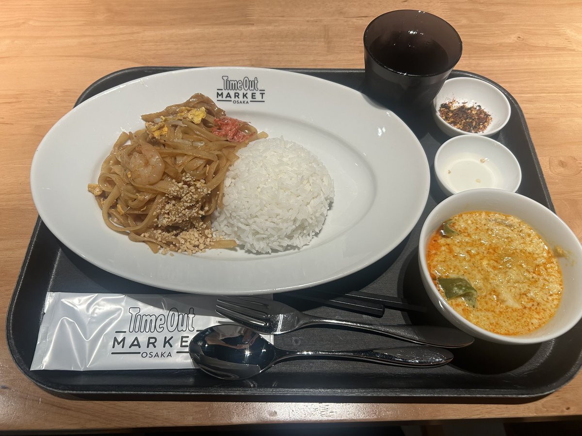VZsjb's tweet photo. ウメキタのTimeOutMARKETのクンテープで早めのランチ
日曜にもお冷を置いてくれるようになったのはとてもありがたい
英国に続き、最近開店した万博タイパビリオンの���ンテープで2種盛りを注文
ステージではキッズダンスショーなどファミリー向けイベントも開催中で、以前より人も多くて活気がある https://t.co/XkjBtN44aU