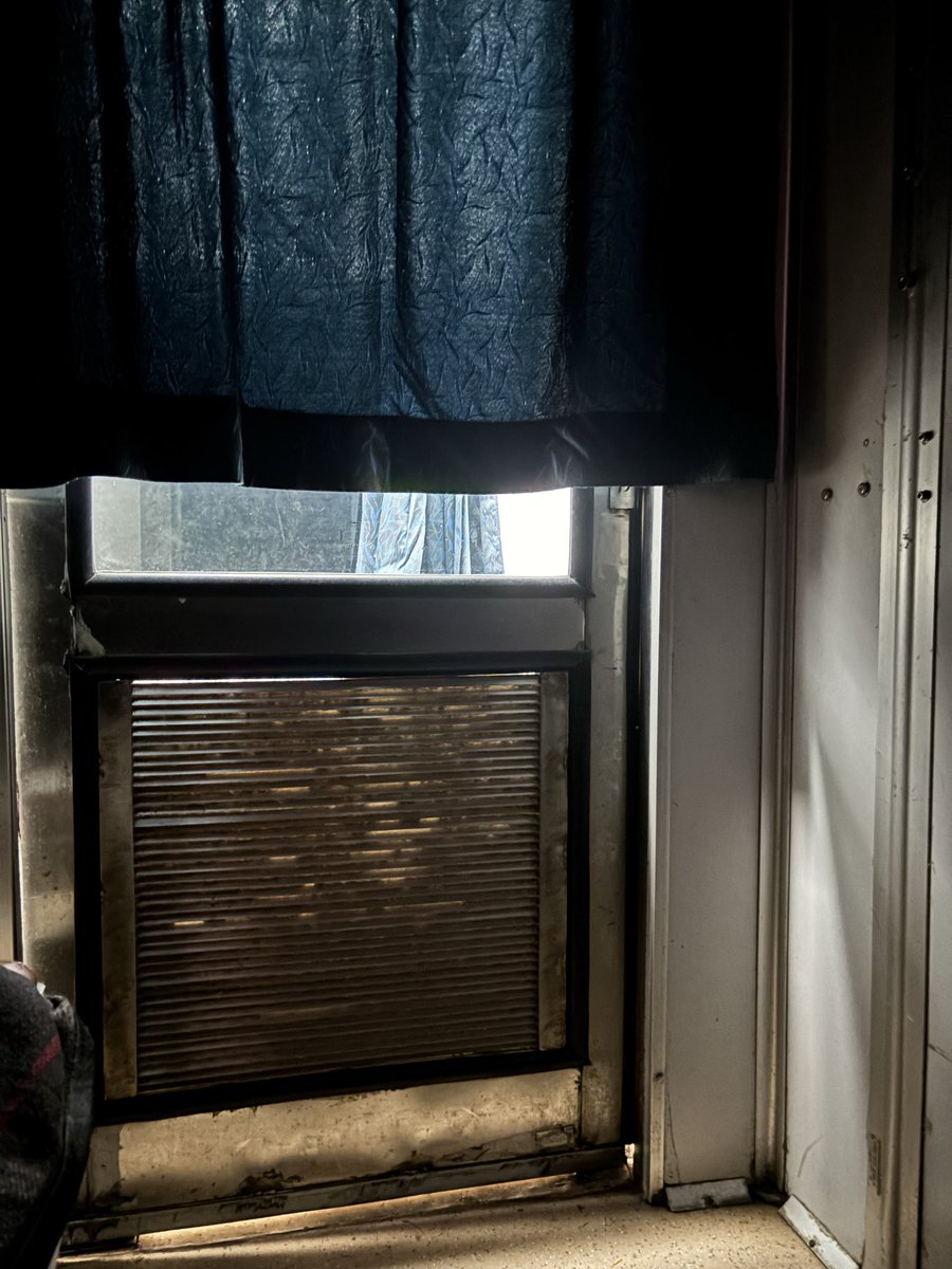 1ParthaGhosh's tweet photo. @RailwaySeva @kgprail And now for privacy in 1AC coupe. The Indian Railways gives curtains which are smaller than required. https://t.co/2sqiR7Svch