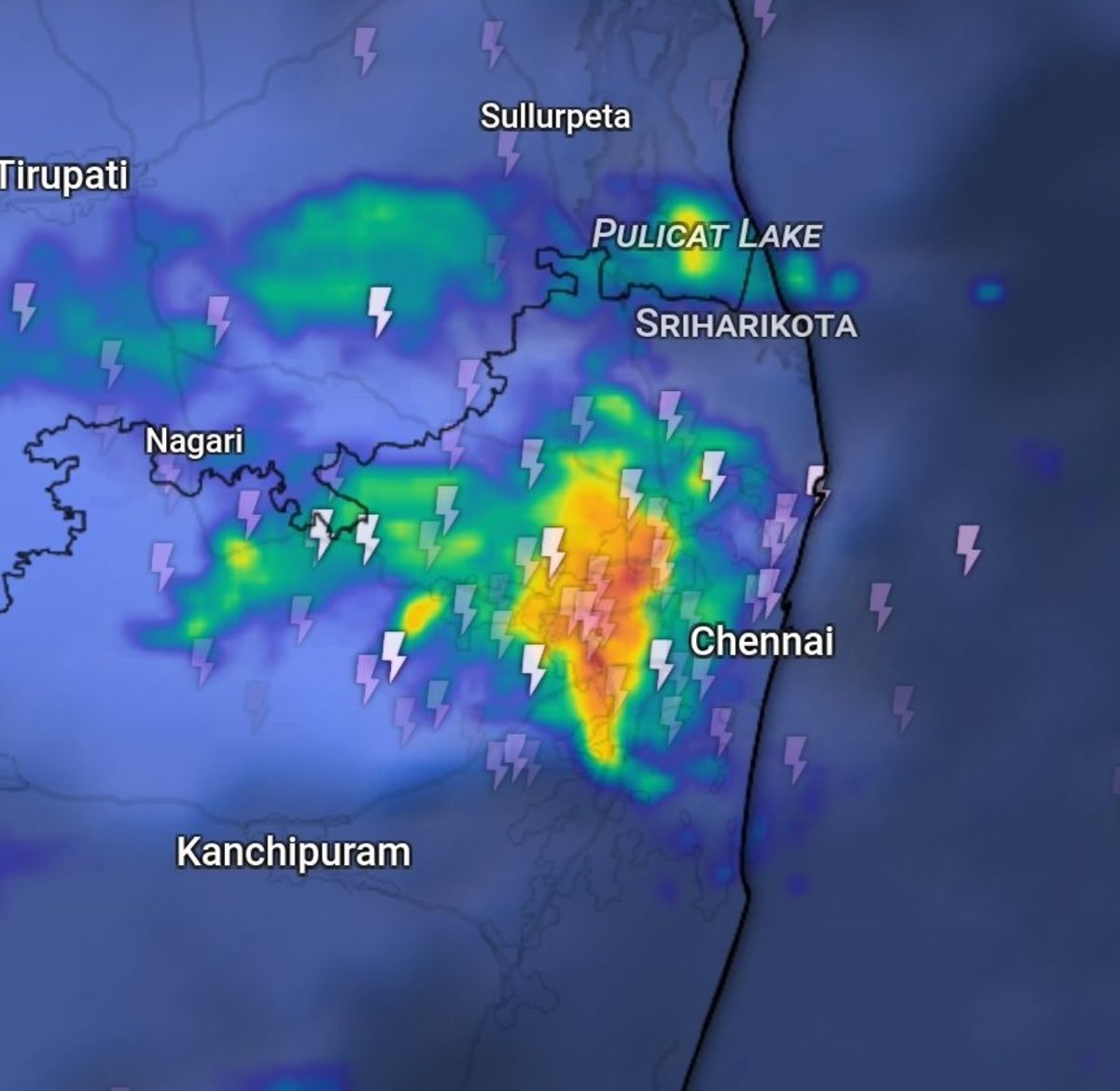 SAMARTHMBANSAL1's tweet photo. Fairly intense #thunderstorms lashed overnight with especially western #Chennai and suburbs getting massive 40-70mm and other parts received 5-20mm !!🌧️⛈️
Today also looks good for possible #rains with isolated intense #thunderstorm spells !!🌧️⛈️
#TNRains #APRains #ChennaiRains https://t.co/SqXuPy2fG7
