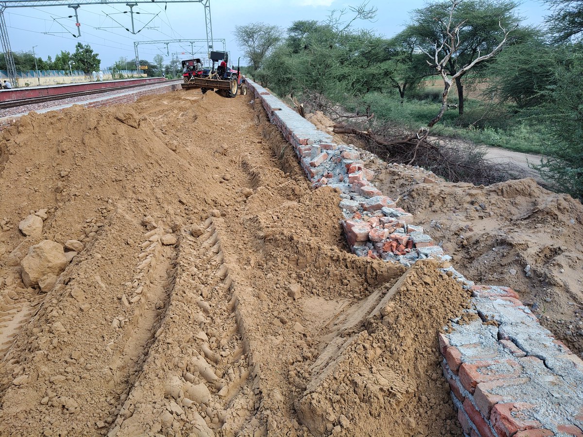 RSatnali's tweet photo. STNL RLY STN पर PF नं. 2 विस्तार कार्य की गुणवत्ता गंभीर चिंता का विषय है रिटेनिंग वॉल की ईंटें हाथ लगाने पर ही ढीली हो रही हैं, मलबा हटाए बिना भराई की जा रही है। वर्षा में धंसने व दीवार क्षतिग्रस्त होने का खतरा है कृपया जल्द गुणवत्ता जांच कराकर आवश्यक कार्रवाई करे @RailMinIndia https://t.co/th6XPnYFKG