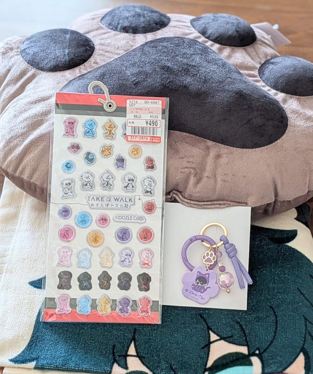 ickashi_o's tweet photo. バッグチャーム欲しいな〜と覗いたらなんだか増えちゃった💦
肉球クッションが可愛かったのよ〜🥰

もう行かないようにしなきゃ( ´ㅁ` ; ) https://t.co/xlOE9moywm