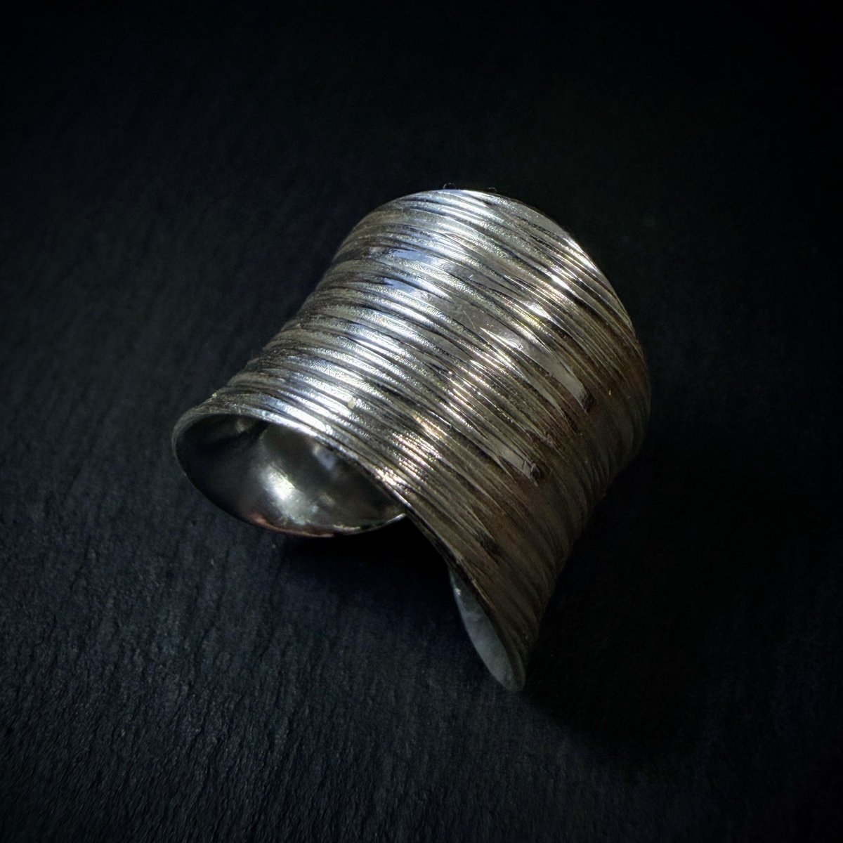 Orbit8_jp's tweet photo. 新商品を公開しました。
Line Texture Ring
カレンシルバー リング
細かな横線のテクスチャが全体に入った、幅広のオープンリングです。
約5.3gながら、手元ではしっかり存在感があります。
サイズ:約11号前後
https://t.co/tipVPcNpHY
#Orbit8 #カレンシルバー #シルバーリング #リング https://t.co/pevopdTrgt