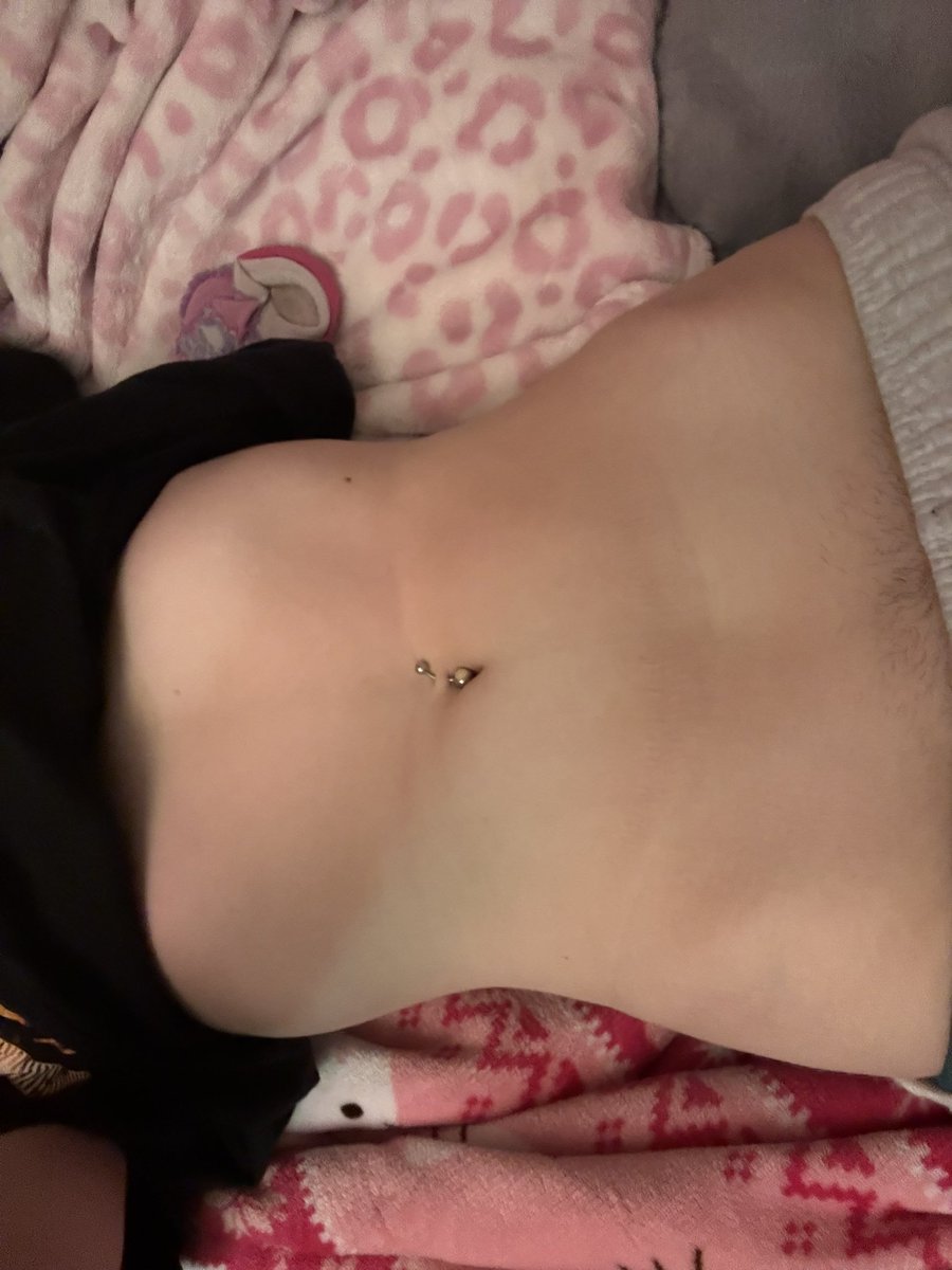 axelotlecals's tweet photo. Yah idk im surprised my hip bones are still there https://t.co/NkFrJFRN77