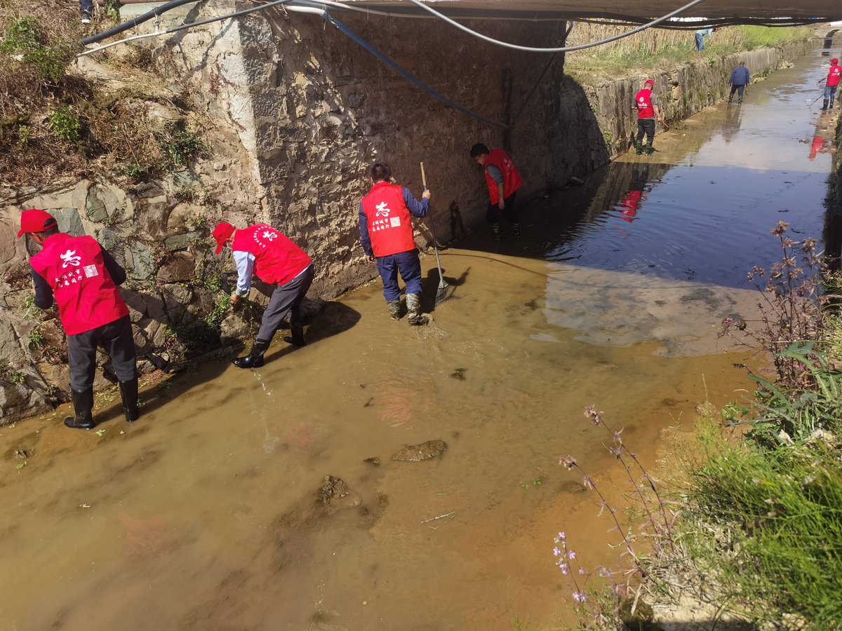 eunjae114's tweet photo. Just wrapped 2 days of river cleanup with local community volunteers! Picked up 50+ lbs of trash and made our waterfront a little cleaner. Love giving back together! https://t.co/5fbzzHfqtc