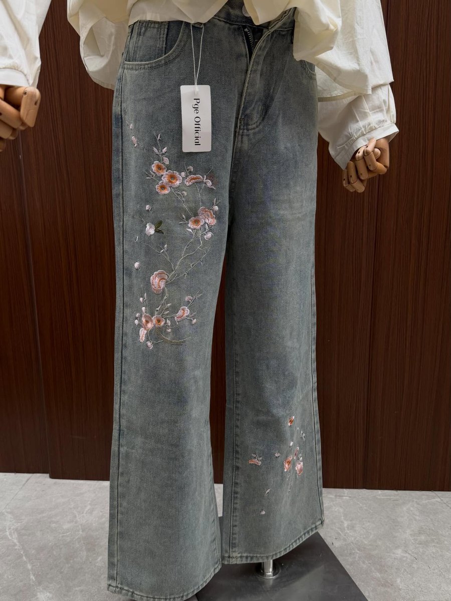 avelyanne's tweet photo. GA EXPECT jeans ada embroidery-nya ternyata secakep ini 😭💕 detail bunganya halus banget, bikin looknya langsung keliatan beda https://t.co/LCfoVR1rFi