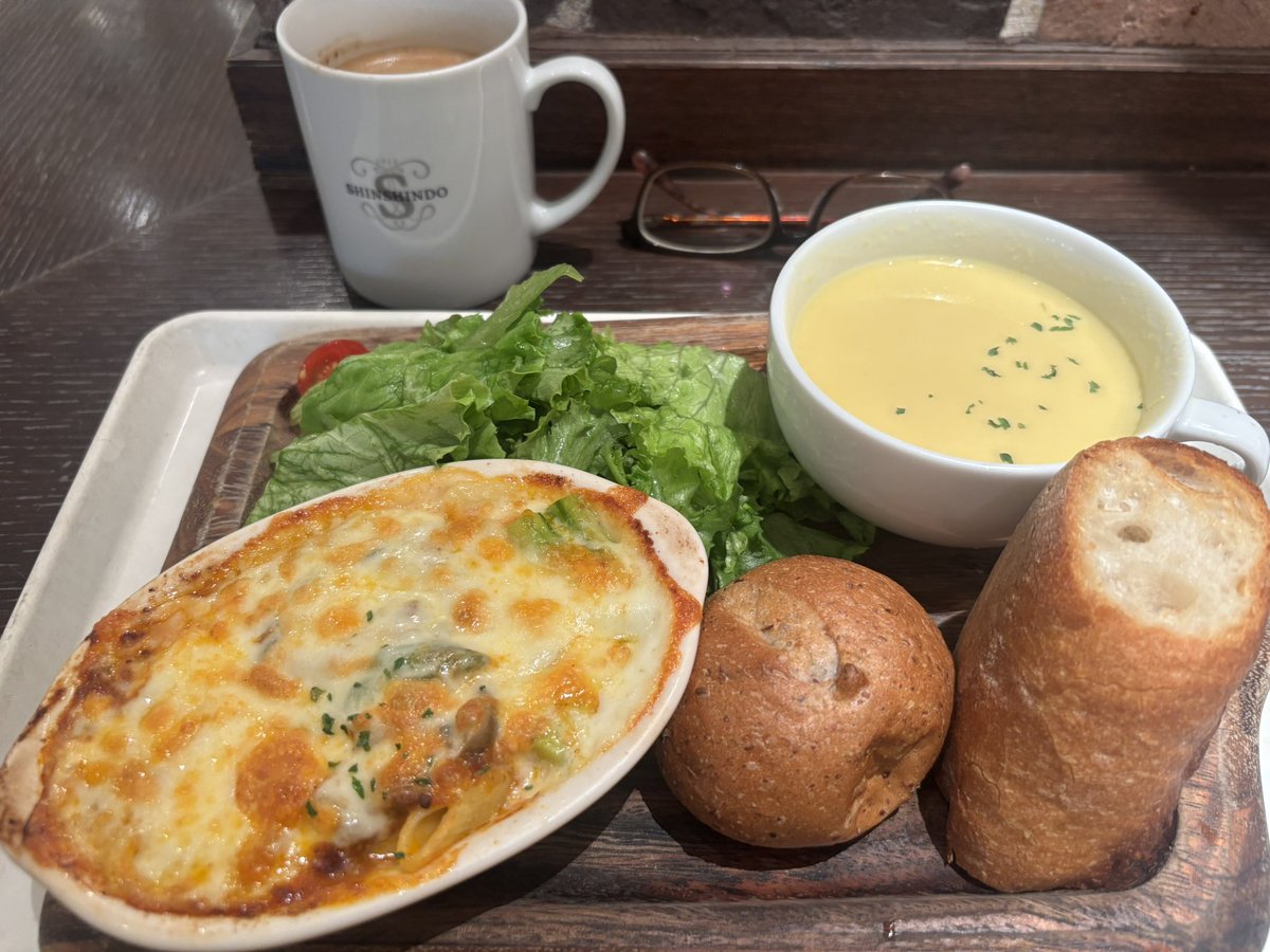 chikasharing's tweet photo. 今日は午後から対面のタロット講座で、その前にランチへ。ボリュームありありな感じだけど一瞬で完食😋
このアスパラのボロネーゼグラタンがめちゃ美味しかった！ https://t.co/246wL2eUoi