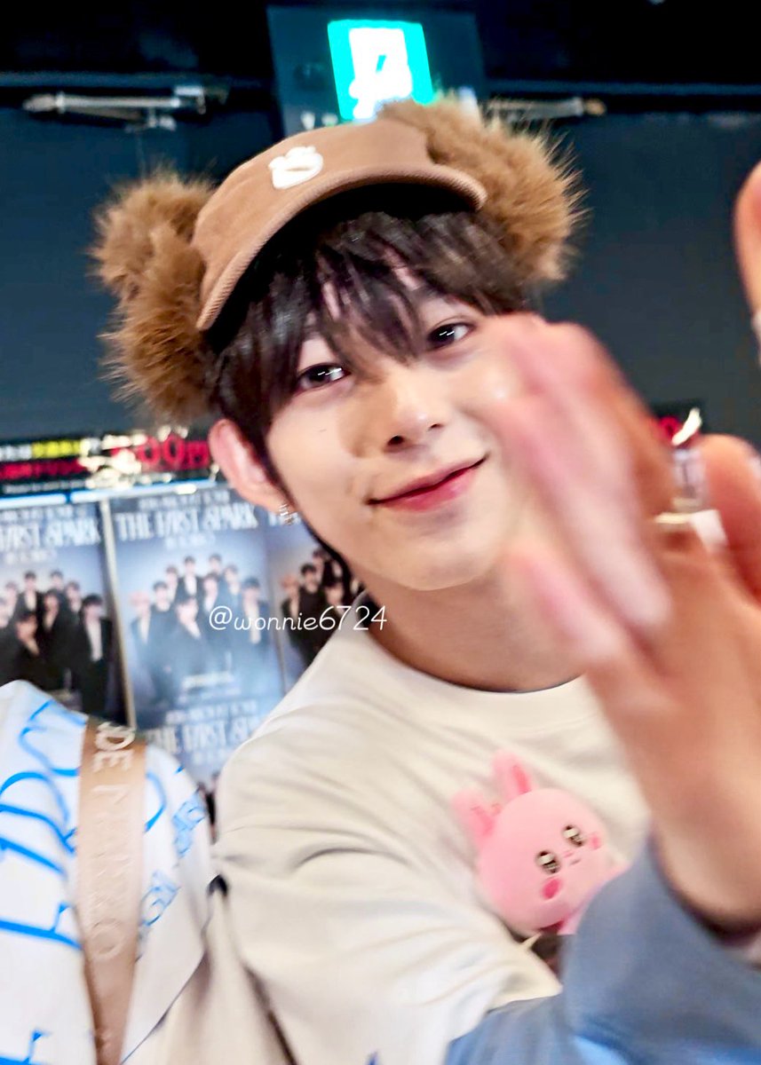 wonnie6724's tweet photo. 🐰(ハートして待ってた)
🐰(あ…こっちみたいだ💭)
🐰(ハイタ…💭)
ここまですごく速いの
AHOFのマンネたちすごいな!
#AHOF_CHIHEN https://t.co/TmcRMN6hTt