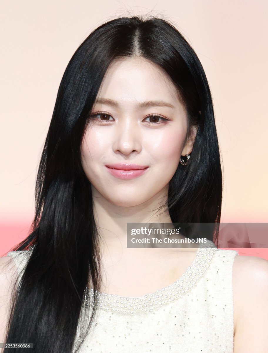 aboutryujin's tweet photo. Ryujin on Getty Images vs on Instagram https://t.co/DPsRJaTRsI