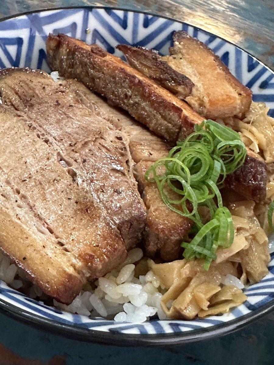 shun092133's tweet photo. 横浜戸塚の自家製麺カミカゼ！
チャーシューうまっ！ https://t.co/BmcdEv9DWq