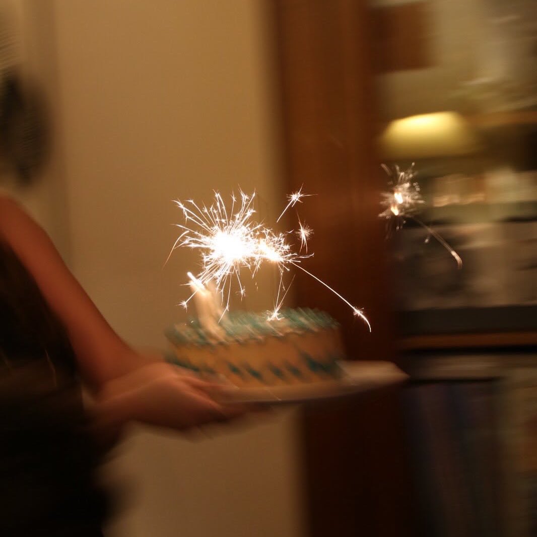 gae4cate's tweet photo. 𝓦𝓱𝓪𝓽 𝓲𝓯 𝓘 𝓬𝓪𝓵𝓵?

A #mirandy oneshot AU wherein: Miranda wants to break the no-contact to greet Andy a “Happy Birthday,” 5 months after they split ways https://t.co/ema3ADECfg