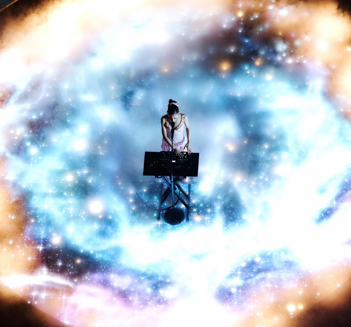 kehvvin's tweet photo. she is literally our sun ∞ ☼ https://t.co/JJIjlFuyty