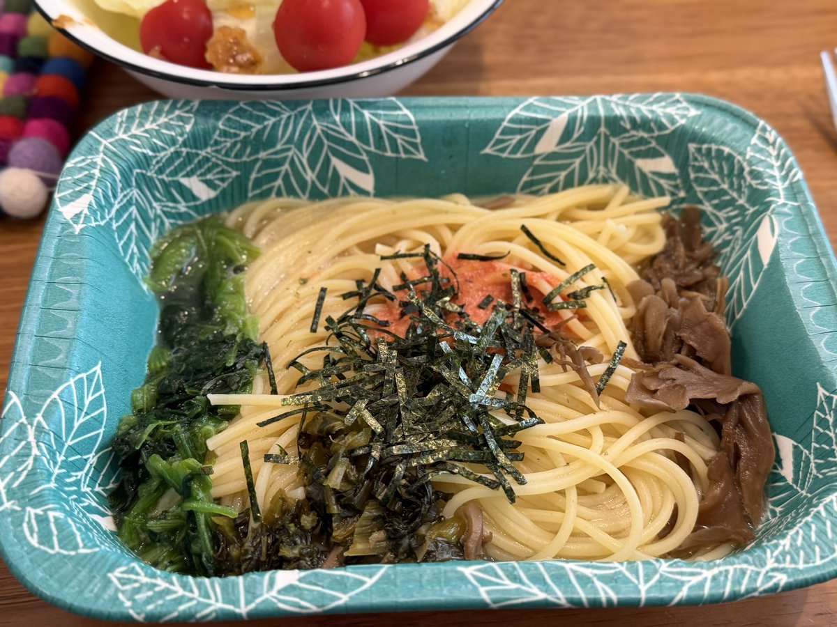 ronron_611's tweet photo. お昼はオーマイプレミアム
明太子と高菜のおだしパスタ
思ったより汁が多くて明太子が溶け込んでしまった感。明太子は汁少なめで麺に絡めた方が美味しいかも😋 https://t.co/qlMoMkXosB