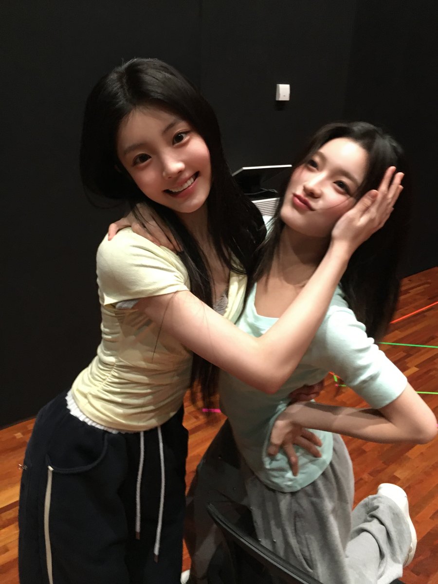 ILLIT_official's tweet photo. 2026 Weverse Con Festival 💗 ILLIT Behind

#ILLIT #아일릿 #WeverseConFestival https://t.co/ZB4irNnT9z