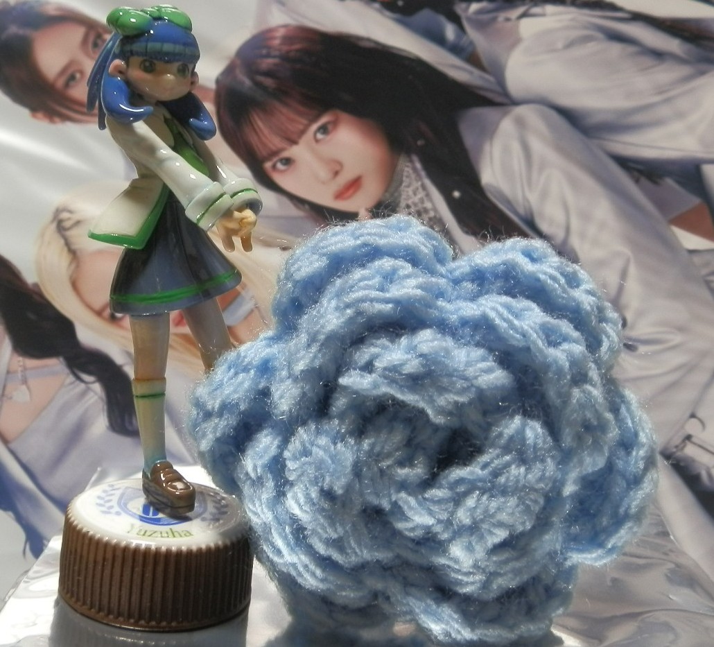 2nd_from_JAPAN's tweet photo. #編み花
実際手にすると、想像していた以上に超カワイイ!
コレを1コ1コメンバー全員が、柚ちゃん本人が作ってくれたんだ～と思うと"貴重"なんてレベル超えてる。
自分にとってはもう"一生モン"。
何てあったかさなんだ。
(立たせて写真撮る為に、以前作ったユズちゃんフィギュアに手伝ってもらう・笑) https://t.co/NZBIMPpteo