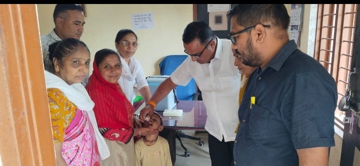 FalgunibenV's tweet photo. Respected sir..
        આજ રોજ PHC નવા રેવાસ ના AAM બડોલીમાં તાલુકા સદસ્ય શ્રી પટેલ રાકેશભાઈ.બી.અને મેડિકલ ઓફિસર સાહેબ શ્રી દ્વારા પોલીઓ ની રસીનું ઉદ્ઘાટન કરવામાં આવ્યું.. તાલુકા સદસ્ય શ્રી દ્વારા બાળક ને  પોલિયો રસી ના 2 ટીપાં પીવડાવવામાં આવ્યા...

AAM badoli.... https://t.co/hPjjfRFFxn