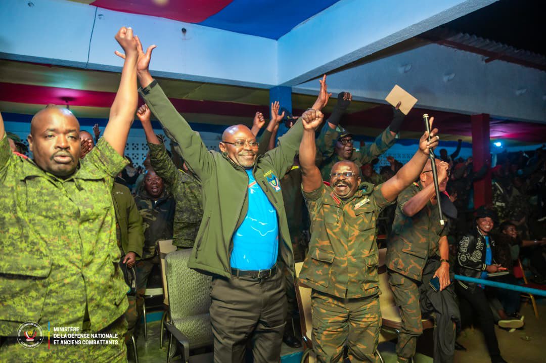 michombero's tweet photo. #Moanda : le football unit les esprits, les FARDC célèbrent la victoire des Léopards aux côtés du VPM de la Défense

Bien au-delà du sport, le football continue de jouer son rôle de vecteur d’unité nationale et de cohésion.

En mission à Moanda, dans la province du Kongo-Central, le Vice-Premier ministre et ministre de la Défense nationale, Guy Kabombo Muadiamvita, a vécu la victoire des Léopards en compagnie des éléments des Forces armées de la RDC de la 12ᵉ région militaire.

« L’équipe nationale est une fierté collective, une motivation renforcée », a déclaré le @VPMDefenseRdc 

Dans une ambiance marquée par la convivialité et la fierté nationale, militaires et autorités ont suivi ensemble le succès de la sélection congolaise, symbole d’un moment de communion rare entre institutions et troupes sur le terrain.