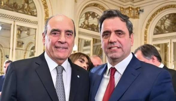 NigliaMaria's tweet photo. @EstebanPaulon El PUEBLO no debe olvidar que los Directores de YPF cobran anualmente U$S 954.000 dentro de los cuales se encuentran Guillermo Franco y Lisandro Catalano !!!
https://t.co/B20FUSx8Vm https://t.co/SnCgMBOhEc
