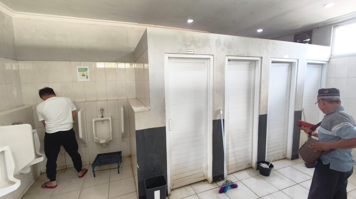 Cruising_T69's tweet photo. Toilet Rest Area juga seru. Banyak supir2 truk yg pada mandi #cruising #publictoilet https://t.co/wRL8h8mBCe