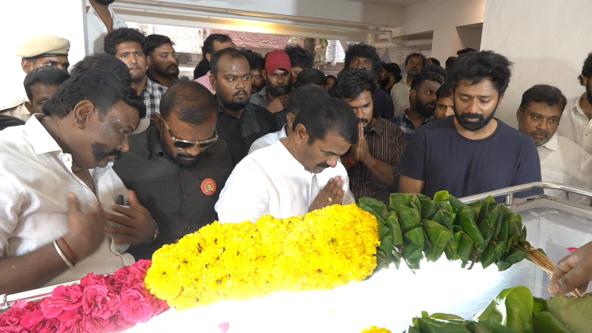 NaamTamilarOrg's tweet photo. ஆகச்சிறந்த திரைக்கதை எழுத்தாளர், இயக்குநர், நடிகர், தயாரிப்பாளர், இசையமைப்பாளர், பத்திரிக்கையாளர் எனப் பன்முகத்திறன் கொண்ட மகத்தானப் படைப்பாளி மதிப்பிற்குரிய ஐயா பாக்யராஜ் அவர்கள் 27-06-2026 அன்று மறைவெய்தியதையடுத்து, சென்னை நுங்கம்பாக்கத்தில் உள்ள அவரது இல்லத்தில் நடைபெற்ற இறுதி வணக்க நிகழ்வில் நாம் தமிழர் கட்சியின் தலைமை ஒருங்கிணைப்பாளர் செந்தமிழன் சீமான் அவர்கள் பங்கேற்று, ஐயாவின் திருவுடலுக்கு மலர் வணக்கம் செலுத்தினார்.