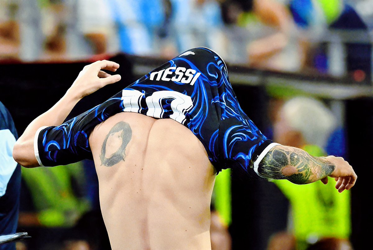 CrewsMat10's tweet photo. Lionel Messi tattooing his mother’s face on his back will forever be one of the greatest tattoos in history. 🥹❤️

Nothing beats honoring the woman who gave you everything. 🐐 https://t.co/PNdWAFTkOG