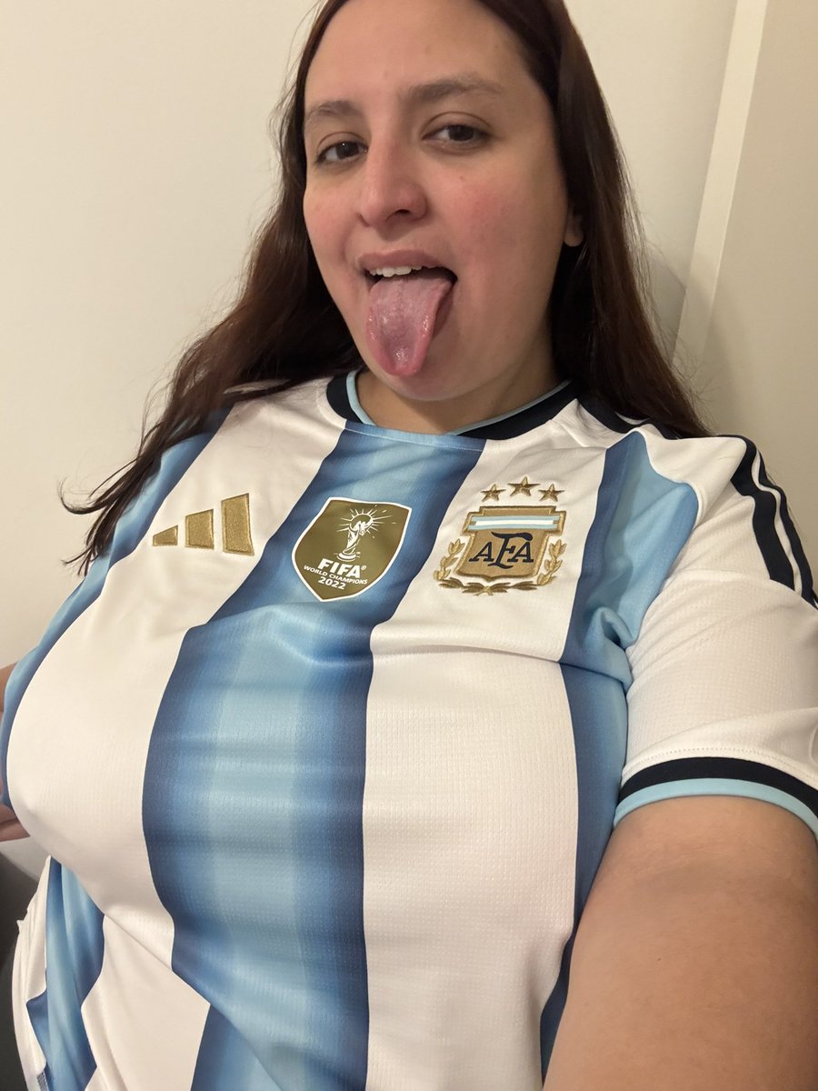 tinamar1523's tweet photo. mis pezones: hola🤚🏻 https://t.co/CZdYmFy1EH
