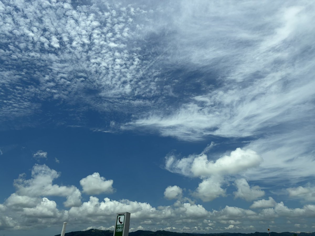 bbtweather's tweet photo. 空が賑やかです https://t.co/an16VUTuX6