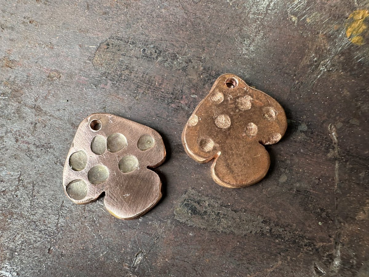 psFbqOHbXPYCi5v's tweet photo. 次はキノコ🍄
製品版はドットを削りではなく、打刻にしてみました🔨

#bellcharm https://t.co/bL1Jp1wbxQ