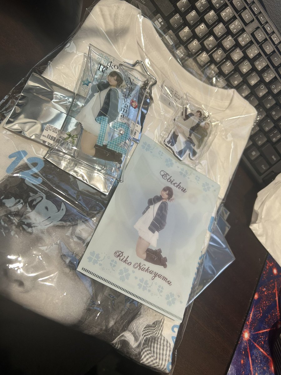fakeblue3's tweet photo. みなさまが特典会を堪能してる中SPINNSさんのグッズを受け取りました。何この最高なグッズたち。ランダム缶バッジだけりったん出ずでしたがとても満足です。 https://t.co/D1fREldmOH