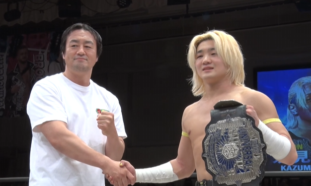 otokoman's tweet photo. 田口隆祐、DDTに登場！
ユニバーサル次期挑戦者ケッテー！
8.11両国ピーターパン
須見和馬vs田口隆祐！

須見和馬「田口さん、僕の踏み台になってください」
田口隆祐「僕はいい踏み台になると思います」

田口隆祐、記念写真からヒップアタック！
 #ddtpro #njpw #wrestleUNIVERSE https://t.co/jUtYJrvfh7