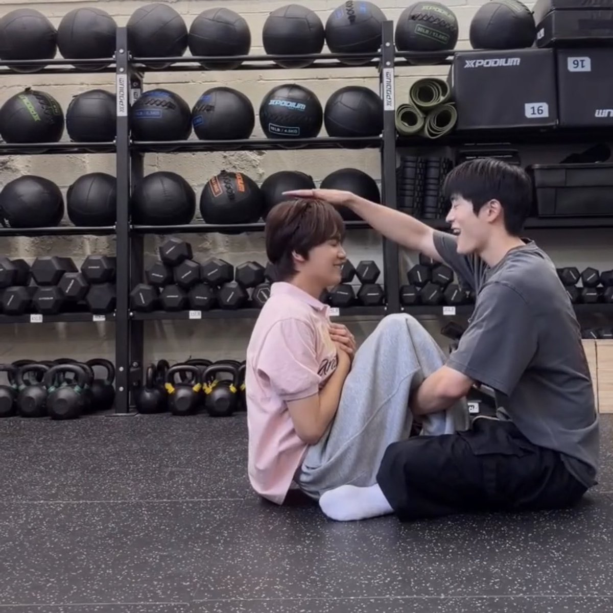 urfavvleehaenie's tweet photo. น้องแฮชานยังเป็นเบบี้ของพิ่แจนอยู่เลยㅠㅠㅠ ((size diff 🤏🏻😣🫣🤭🫠)) https://t.co/VIQycW4WUS