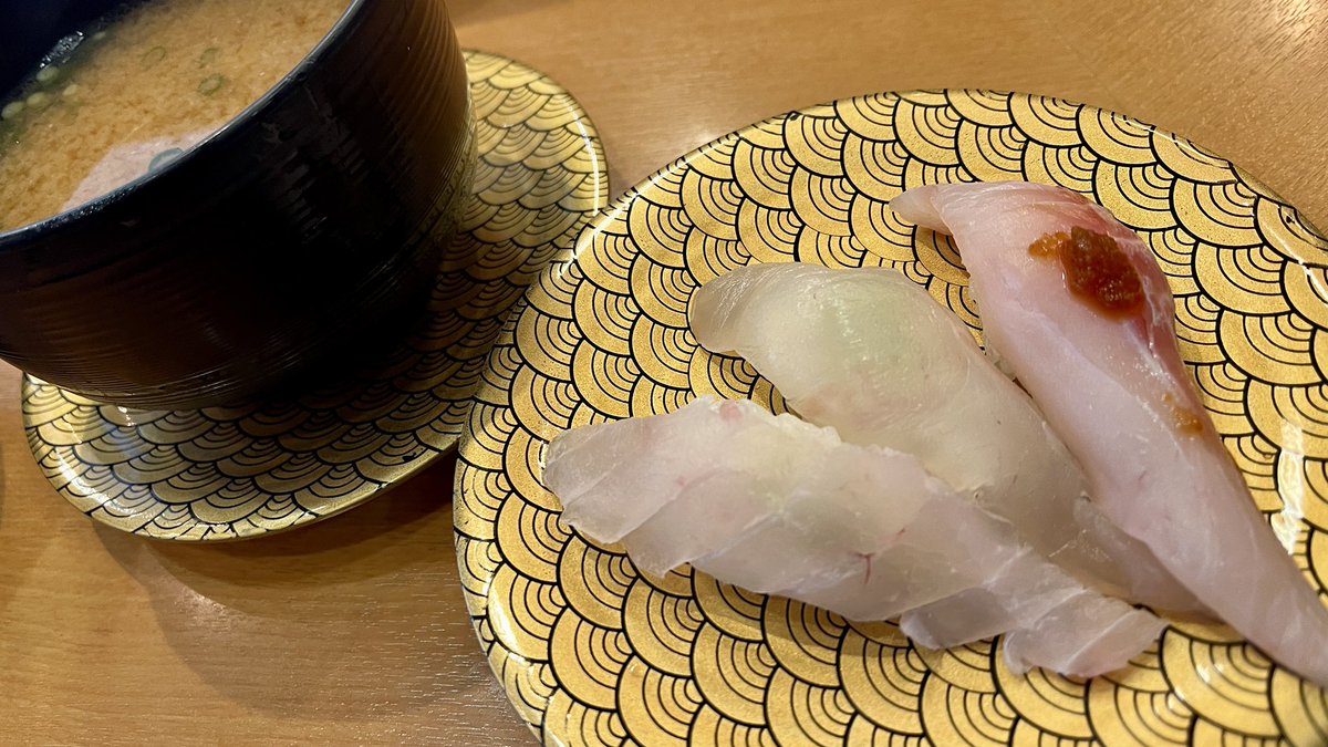 ShibataYuji's tweet photo. お寿司食べました。日曜日のため、鮮魚市場でお食事できるところはほとんどお休みでしたが、開いているお店があってよかった。 https://t.co/kzE8RNqSDG