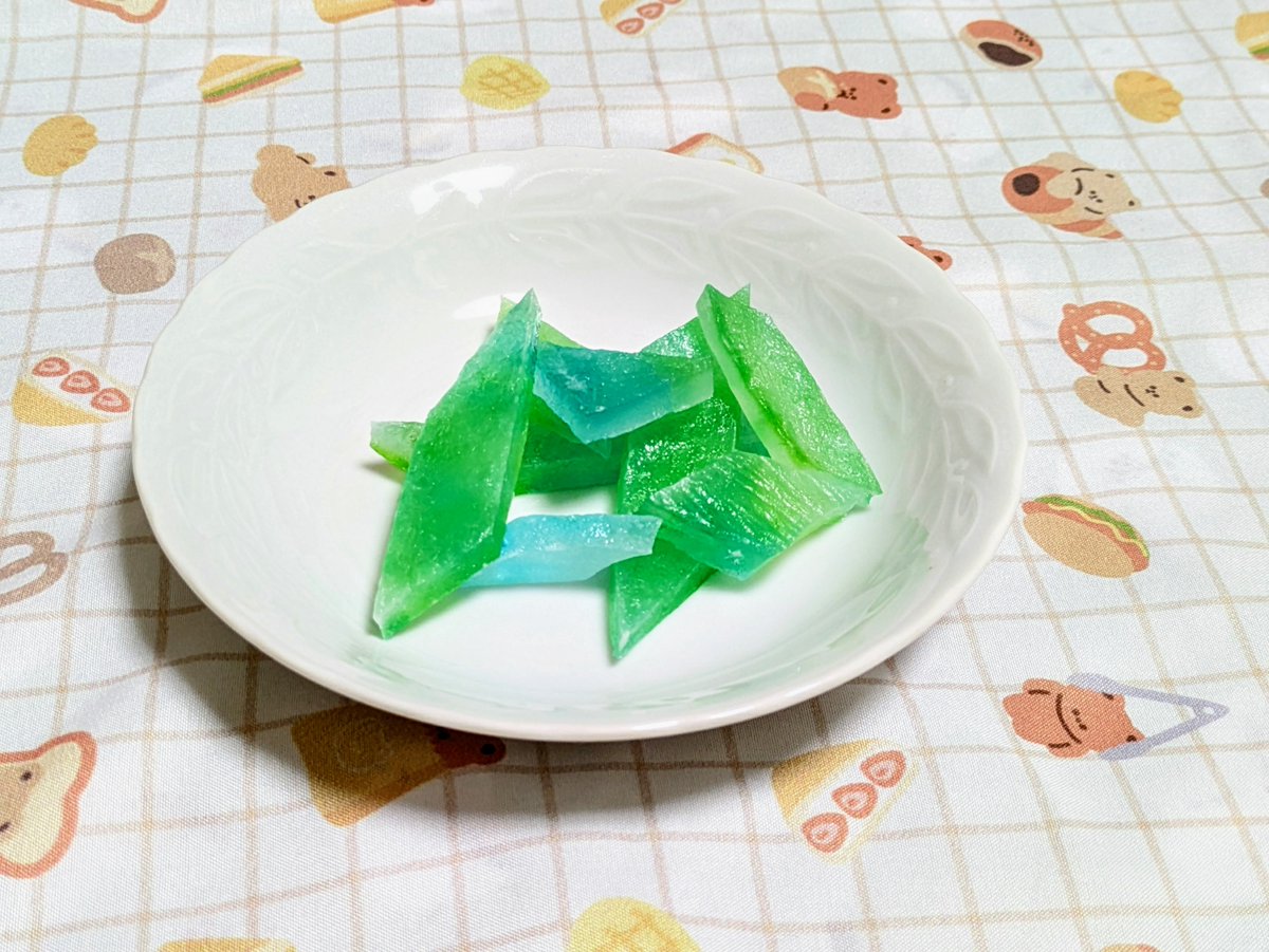 dooooomo0's tweet photo. 琥珀糖
ブルーハワイのシロップで作りました
乾燥に10日くらいかかったけど乾いていくのをみるのも楽しかったです
寒天で作ったので割とサクサク
ゼラチンだとねっとりするのかな

#琥珀糖 
#おうちカフェ 
#お菓子作り 
#寒天 https://t.co/78ORG4AsJ6