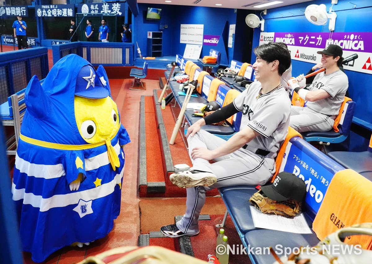 nikkan_giants's tweet photo. 【#今日のG練習写真館📸】
松本剛選手、ボビー・ダルベック選手もチャピーの前では笑顔☺️
（撮影・江口和貴） https://t.co/HxThsTIxIQ