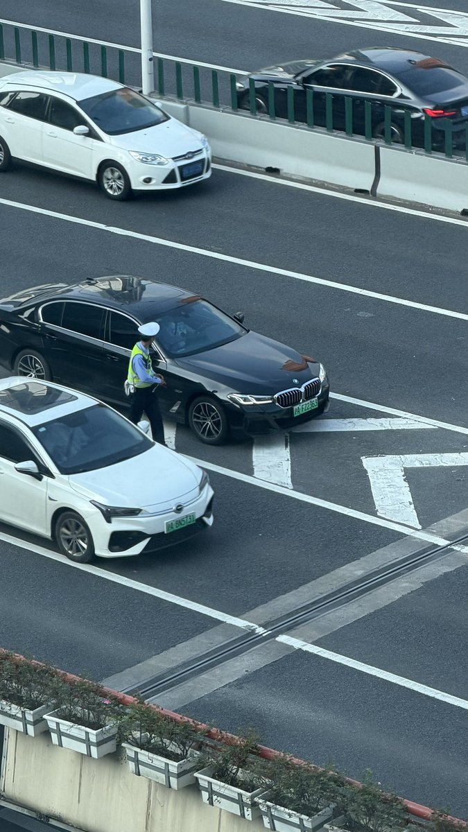 7082SAKAI's tweet photo. 手前にある車線変更禁止部分での違反チェックしてバンバン捕まえてるの見てる、、、、😆 https://t.co/rqXyyzdbvi