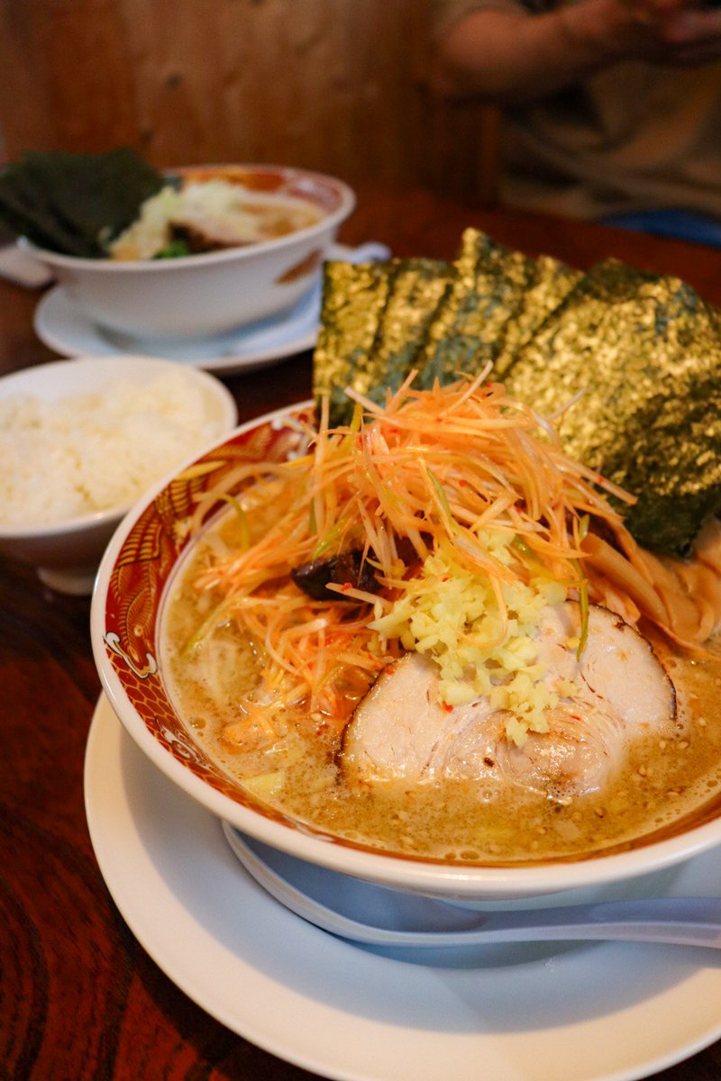 s_maya1130's tweet photo. 《自家製手もみ麺 ラーメン赤松》さん
味噌ネギらーめん＋のり
餃子3個
ライス
背脂醤油らーめん＋のり
チャーシュー丼
お子様らーめん
私はやっぱり味噌ネギ🧡
味噌と背脂のコク旨スープに辛ネギと刻み生姜がいいアクセント✨
プリモチ麺も美味しい🤤
のりで辛ネギを巻いてライスが進む…🍚🤤🫶 https://t.co/9uppQF8wm7