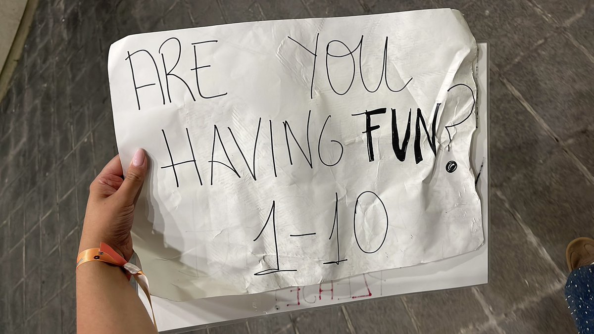 authorhes's tweet photo. HARRY REACTED TO MY SIGN 😭(recorded by the girl behind me!!!). PLEASE, DM ME ANY VIDEOS YOU HAVE OF THIS MOMENT🙏🏼🙏🏼

@hsdtogethertour @HS_News_2 @HStylesSP @bohstogether https://t.co/E82TYpjelj