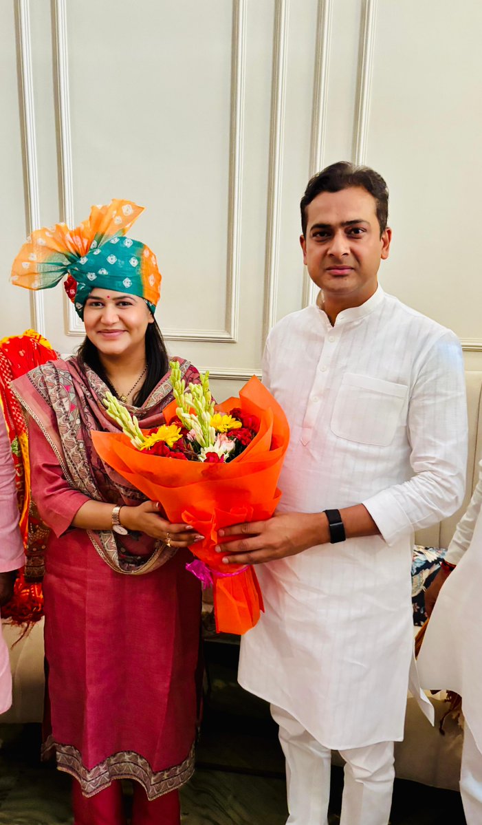 iabhishek4bjp's tweet photo. आज उत्तर प्रदेश भाजपा की प्रदेश मंत्री नियुक्त होने पर श्रीमती महामेधा नागर जी के आवास पर पहुँचकर उन्हें हार्दिक शुभकामनाएँ एवं बधाई दी।

ईश्वर से आपके उत्तम स्वास्थ्य, दीर्घायु एवं सफल संगठनात्मक कार्यकाल की मंगलकामना करता हूँ।

#BJP #UttarPradesh @mahamedhaanagar https://t.co/zdIJ15Uirq
