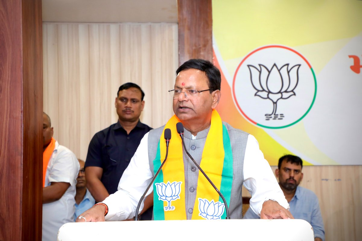 officeofPCM's tweet photo. आज लखनऊ स्थित भाजपा कार्यालय में केंद्रीय वित्त राज्य मंत्री एवं भाजपा-उत्तर प्रदेश के अध्यक्ष श्री पंकज चौधरी जी ने पूर्व पदाधिकारियों की संगठनात्मक बैठक की अध्यक्षता की।
#UPWITHPANKAJCHAUDHARY 
#यूपी_में_कमल_यूपी_में_पंकज 
@BJP4UP https://t.co/LtvvPxUC4j