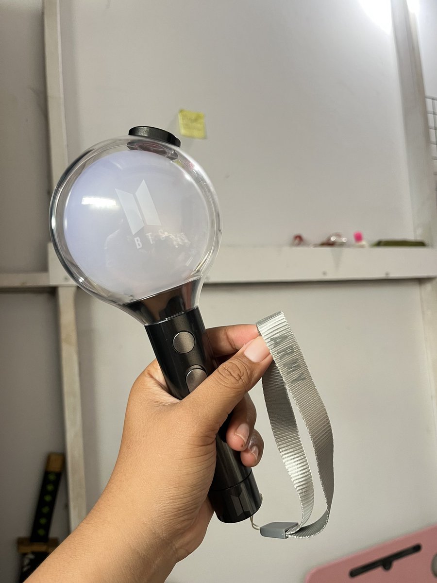 woiarmin's tweet photo. WTR Want to Rent
ARMYBOMB SE VERSION

Available di-book untuk DAY 1 aja karena DAY 2 &amp; 3 sudah di-book. 🙏🏻

125k aja (exclude baterai). Include baterai +20k. FYI, baterai yang dibutuhkan AAA 3 buah.

COD di GBK.

BTS ARIRANG IN JAKARTA https://t.co/ZzG7OXePuH
