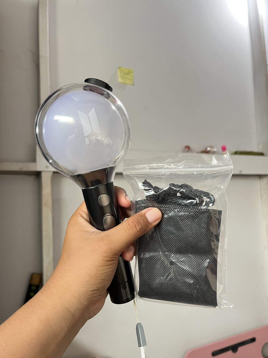 woiarmin's tweet photo. WTR Want to Rent
ARMYBOMB SE VERSION

Available di-book untuk DAY 1 aja karena DAY 2 &amp; 3 sudah di-book. 🙏🏻

125k aja (exclude baterai). Include baterai +20k. FYI, baterai yang dibutuhkan AAA 3 buah.

COD di GBK.

BTS ARIRANG IN JAKARTA https://t.co/ZzG7OXePuH