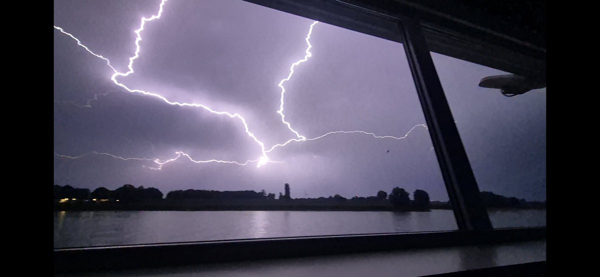 LaakErwin's tweet photo. #bliksem 
Niet normaal ruig vanacht.. echt prachtig.. https://t.co/nbPQQGJuj5