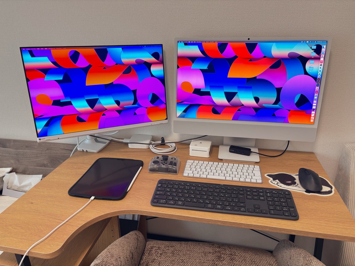 やっとデスク届いてPC持ってこれた！