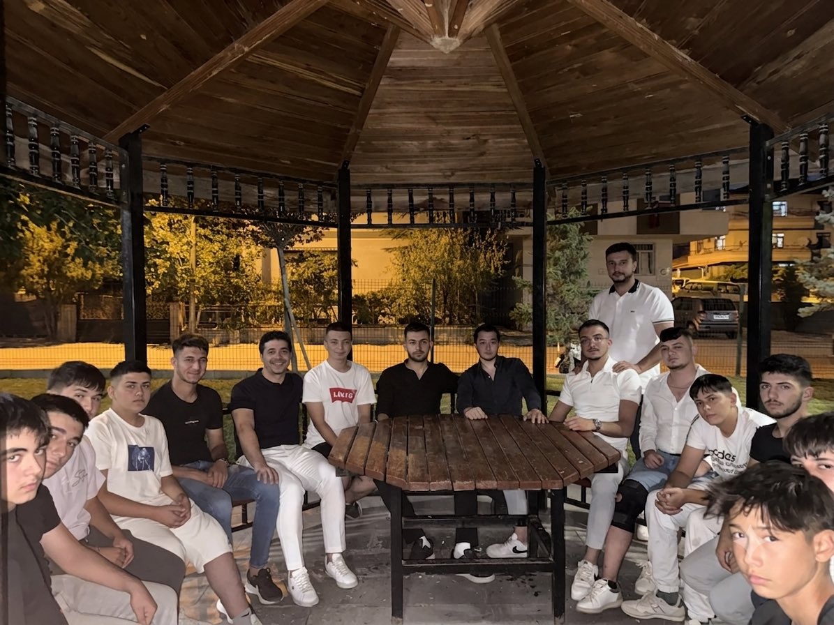 akgencbeypazari's tweet photo. Çok üzgünüz..

Yönetim Kurulu Üyemiz, yol ve dava arkadaşımız Hilmi YILMAZ kardeşimizin elim bir trafik kazası sonucu vefat ettiği haberini almanın üzüntüsünü yaşıyoruz. 

Kardeşimize Allah’tan rahmet; kıymetli ailesine, sevenlerine ve Teşkilatımıza sabır ve başsağlığı diliyoruz.

Mekanı cennet olsun.
Başımız sağolsun.