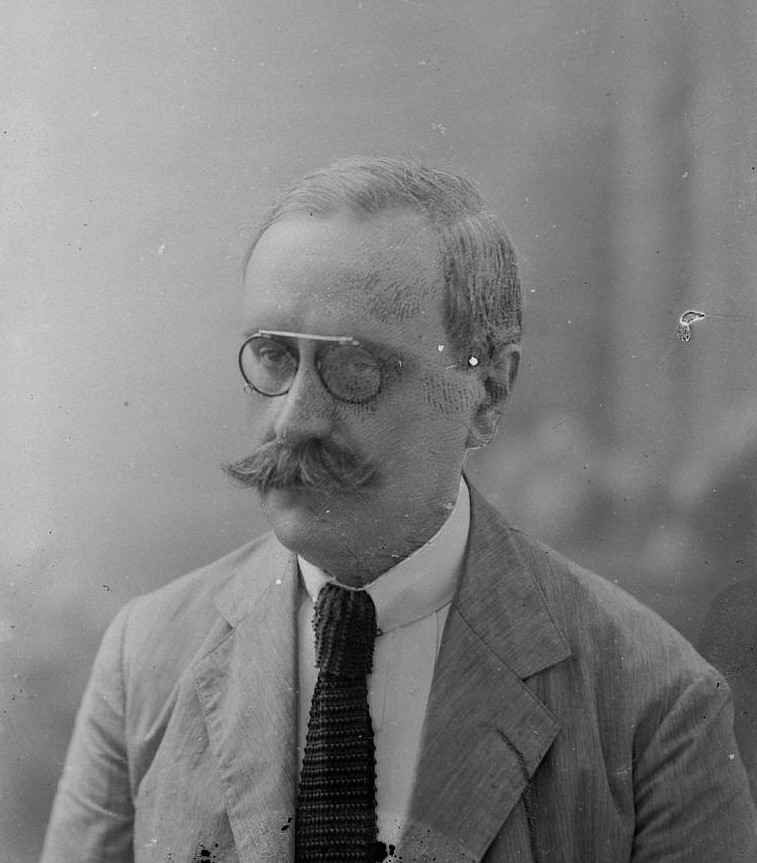 Gironanoticies's tweet photo. Tal dia com avui del 1881 neix a Cadaqués Carles Rahola i Llorens, periodista, escriptor, historiador i polític gironí https://t.co/EECGW36OqY