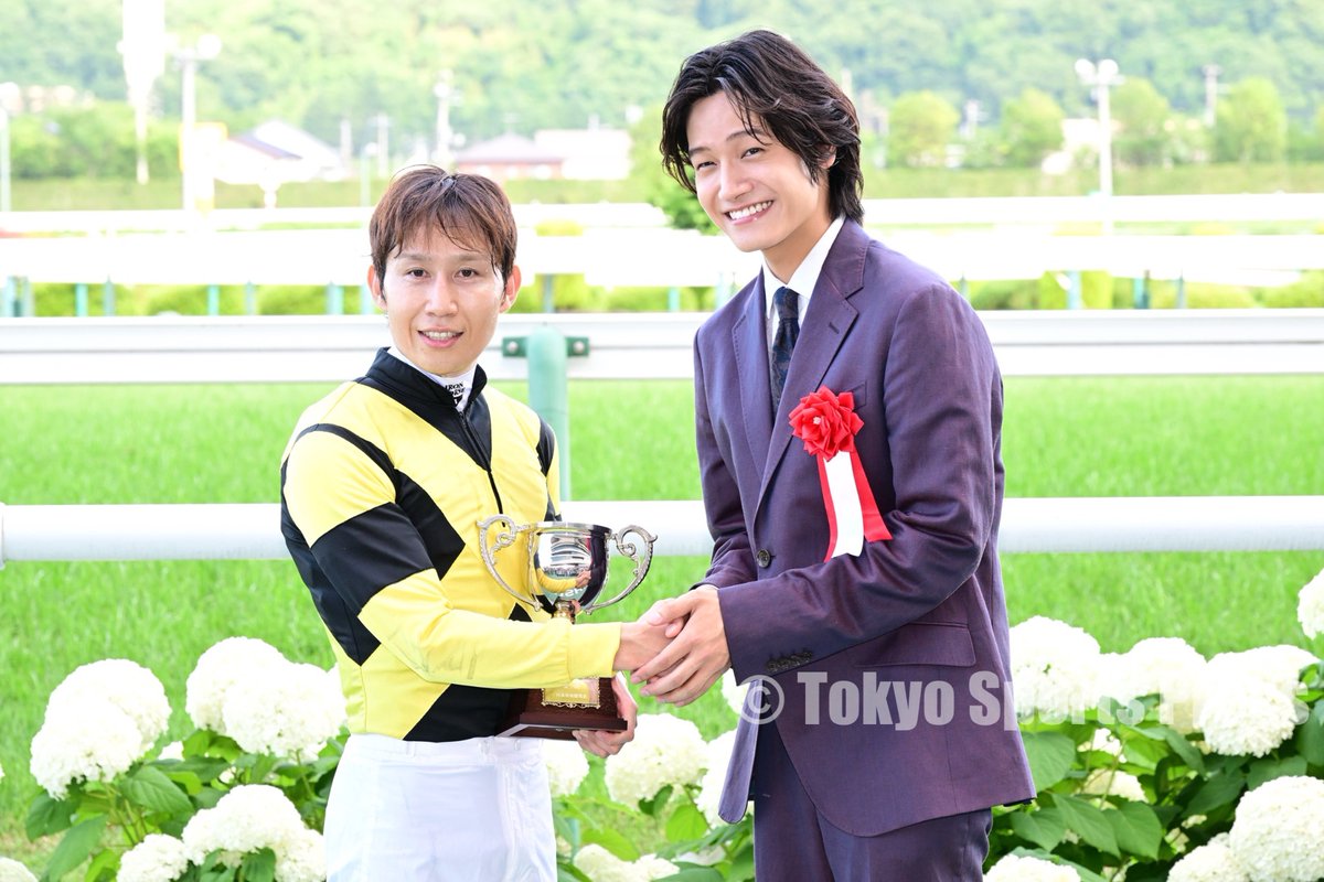 tospophoto's tweet photo. 【競馬】2026年6月28日

#福島11R #ラジオNIKKEI賞

1着13番・ #サノノグレーター #田辺裕信 騎手

プレゼンター・ #佐野晶哉

#東スポ競馬 #東スポ https://t.co/k9dbVncKzZ