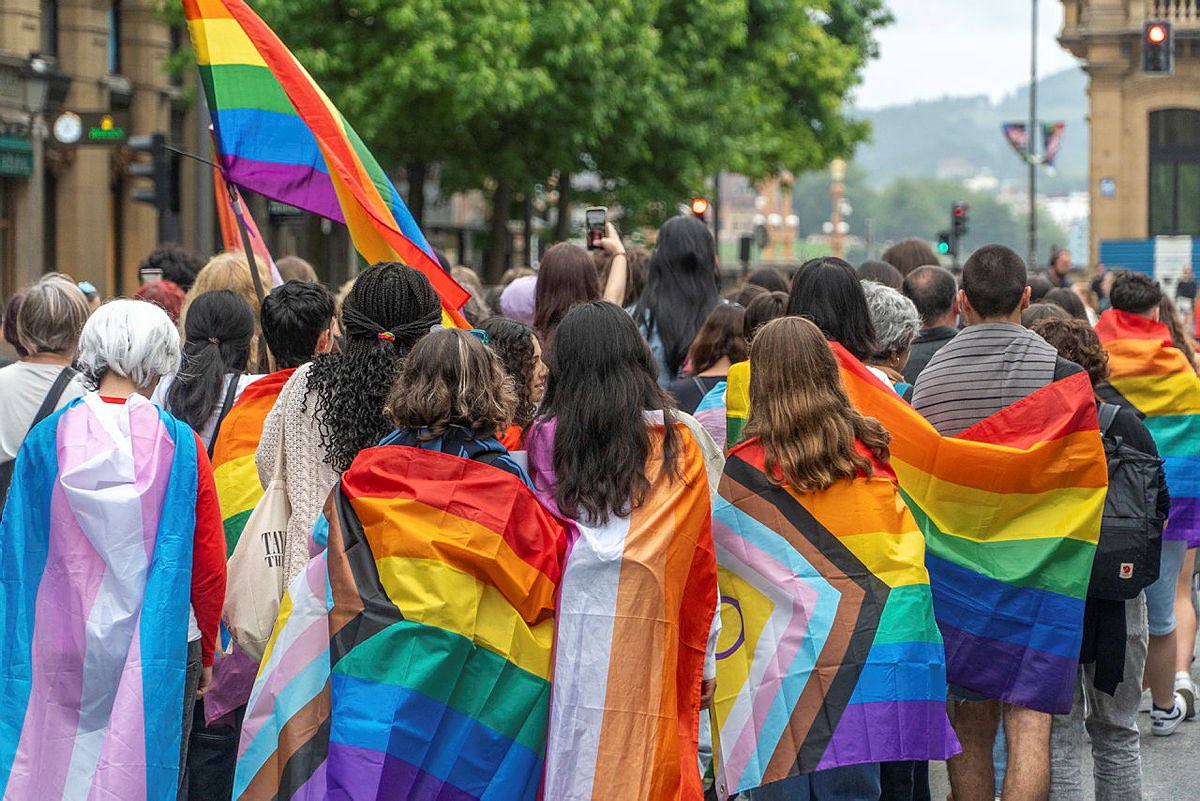 ehbildu's tweet photo. Ekainaren 28a ospakizun eta aldarrikapen eguna da, LGTBIK+ pertsonen eskubideak defendatzen jarraitzeko konpromisoa berrestekoa eta atzerapausorik onartuko ez dugula argi uztekoa.

Harro gaudelako gure bizitzez eta LGTBIK+ mugimenduaz! Harrotasunarekin #BatEgin! ✊🏳️‍🌈 https://t.co/R71pxgW6l1